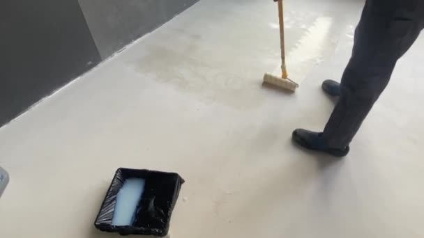 The process of priming the floor with a roller — ストック動画