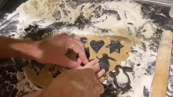 Der Prozess der Herstellung von Lebkuchen mit Formen für Ostern — Stockvideo
