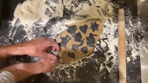 Paskalya için küflü zencefilli kurabiye yapma süreci — Stok video