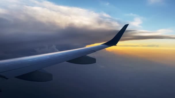 Blick auf den roten Abendhimmel aus dem Fenster eines Passagierflugzeugs — Stockvideo