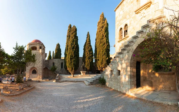 Das Gebiet des Filerimos-Klosters auf der Insel Rhodos in Griechenland — Stockfoto