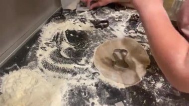 Paskalya için küflü zencefilli kurabiye yapma süreci