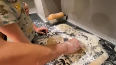 Paskalya için küflü zencefilli kurabiye yapma süreci