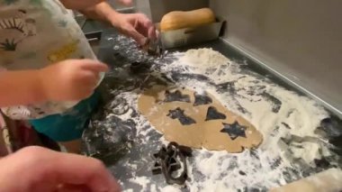 Paskalya için küflü zencefilli kurabiye yapma süreci