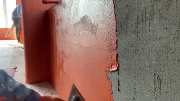 Applying decorative plaster microcement to the wall — Stock Video