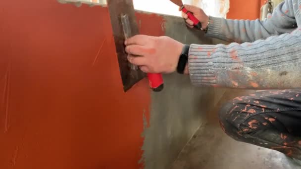 Applying decorative plaster microcement to the wall — Stock Video