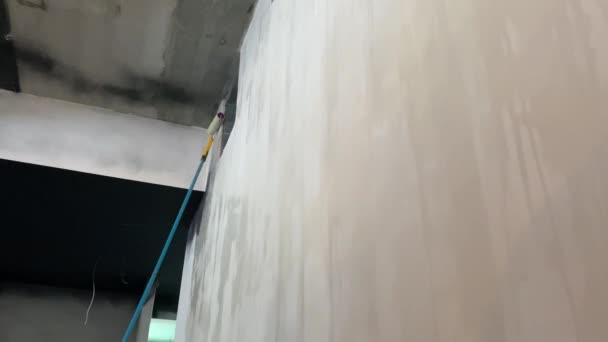 Процесс грунтовки стены с помощью ролика — стоковое видео