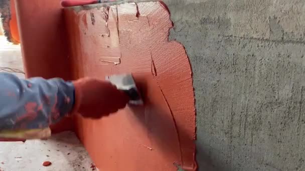 Zierputz-Mikrozement auf die Wand auftragen — Stockvideo