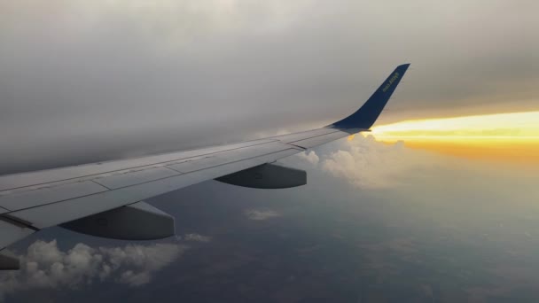 Άποψη του κόκκινου ουρανού ηλιοβασιλέματος από το παράθυρο ενός επιβατικού αεροπλάνου — Αρχείο Βίντεο