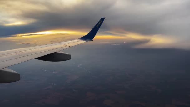 Blick auf den roten Abendhimmel aus dem Fenster eines Passagierflugzeugs — Stockvideo