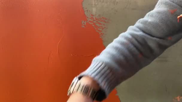 Nakładanie mikrocementu dekoracyjnego na ścianę — Wideo stockowe