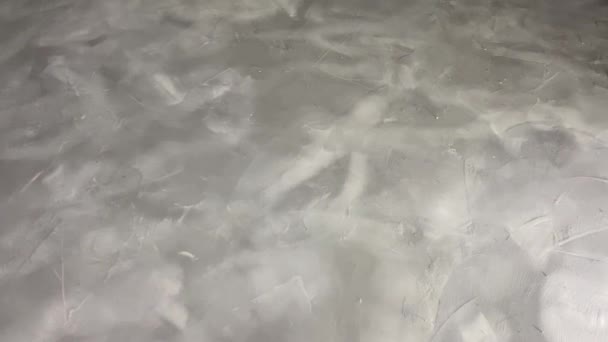 在地板上涂上一层装饰用的微水泥涂层 — 图库视频影像