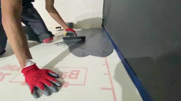 Applying a decorative microcement coating to the floor — ストック動画