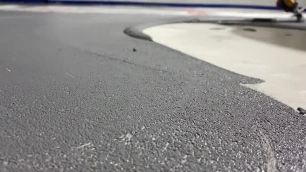在地板上涂上一层装饰用的微水泥涂层 — 图库视频影像
