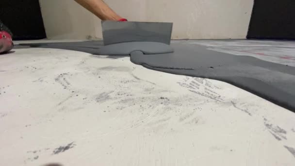 Applying a decorative microcement coating to the floor — 비디오