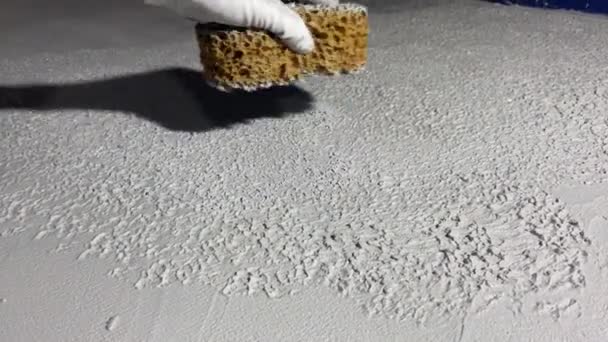 Nakładanie dekoracyjnej powłoki mikrocementowej na podłogę — Wideo stockowe
