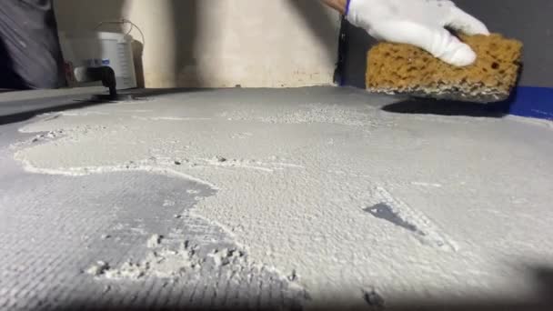 Applying a decorative microcement coating to the floor — Vídeos de Stock