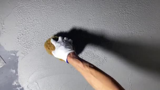 Нанесення декоративного мікродержавного покриття на підлогу — стокове відео