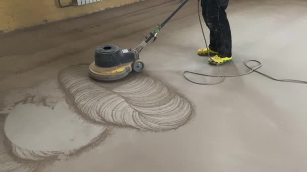 Szlifowanie podłogi do wykończenia dekoracyjnego mikrocementu — Wideo stockowe