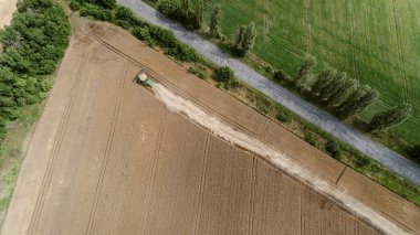 Hava görüntüsü tarladaki hasatçıları birleştiriyor.