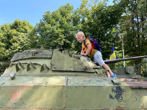 Çocuk, parktaki askeri bir tesiste oynuyor.