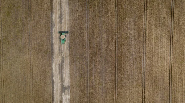 Уборка комбайнов с воздуха на поле — стоковое фото