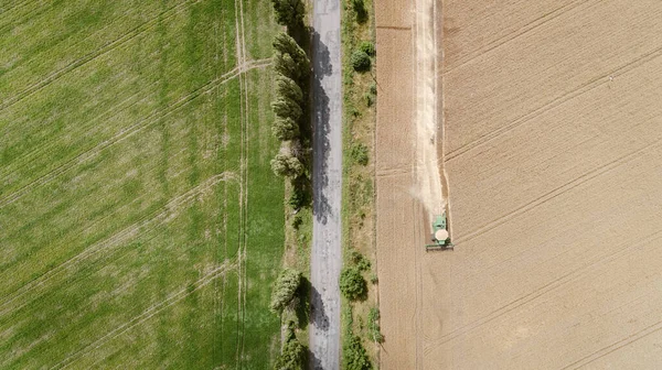 空中からの眺めは畑で収穫する収穫者を結びつける — ストック写真