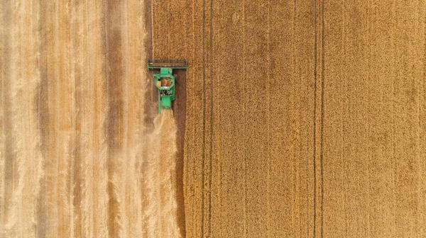 Vue aérienne combiner la récolte de la moissonneuse sur le terrain — Photo