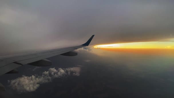 Вид красного закатного неба из окна пассажирского самолета — стоковое видео