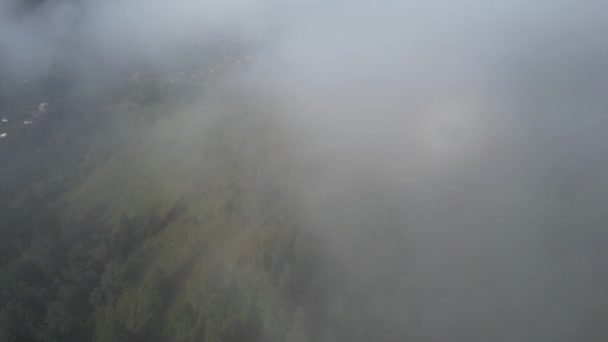 Fliegen über die hohen Berge mit Kiefernwald in schönen Wolken. Luftbild — Stockvideo