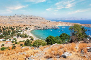 Akropolis 'in tepesinden Akdeniz kıyısındaki Lindos, Rodos Adası, Yunanistan