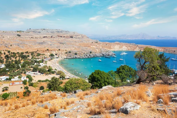 Vista desde la colina de la Acrópolis en la costa mediterránea en la ciudad de Lindos, isla de Rodas, Grecia — Foto de Stock