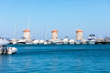 Mandraki port, Rodos, Yunanistan'daki yel değirmenleri