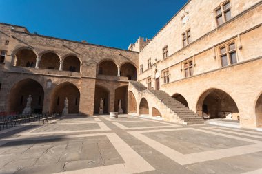 Yunanistan 'ın Rodos kentindeki Büyük Usta' nın sarayının avlusunda.