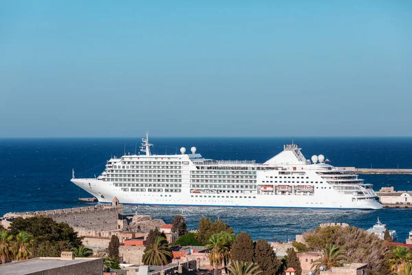 Cruiseschip in de haven van Rhodos, Griekenland — Stockfoto