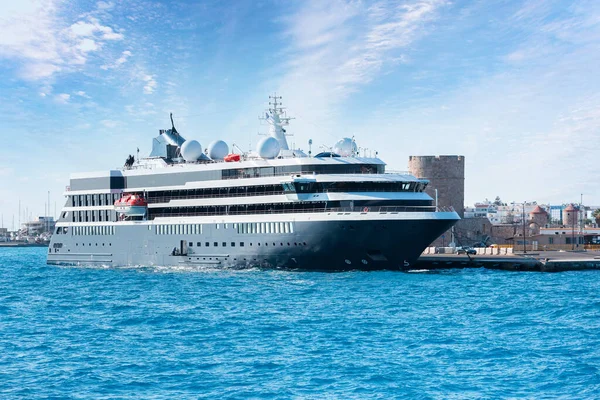 Cruiseschip in de haven van Rhodos, Griekenland — Stockfoto