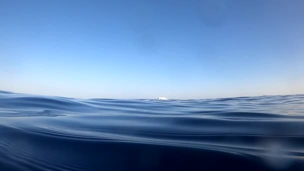 Materiał filmowy na środku otwartego morza o zachodzie słońca. Egipt, wideo HD z Morza Czerwonego — Wideo stockowe