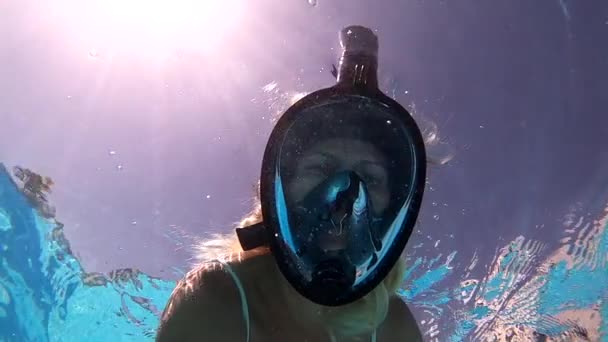 Slow motion HD video van een vrouw in een monomasker duiken in de turquoise zee — Stockvideo