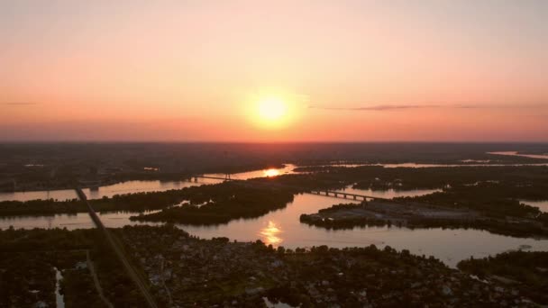 キエフ市とドニエプル川の空中美しい景色と日没時 — ストック動画