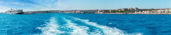 Panoramic view of the city of Rhodes from the sea, Greece — Stockfoto