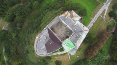 Ukrayna, Lviv yakınlarındaki antik Olesko kalesinin havadan görünüşü