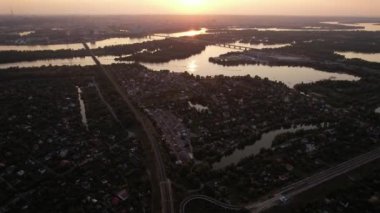 Kyiv Şehri 'nin ve Dinyeper Nehri' nin ve günbatımının güzel hava manzarası