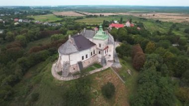 Ukrayna, Lviv yakınlarındaki antik Olesko kalesinin havadan görünüşü