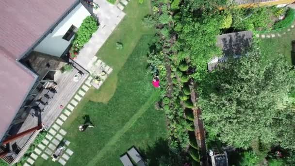 4k video footage of a man mowing the lawn. Aerial view. — Stockvideo