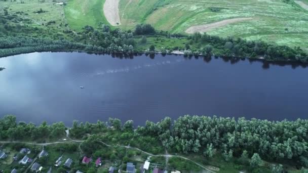 Letecký pohled na vesnici u řeky, Ukrajina — Stock video