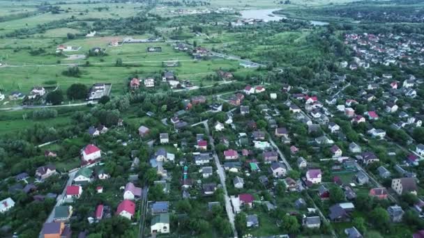 Widok z powietrza na wieś w pobliżu rzeki, Ukraina — Wideo stockowe