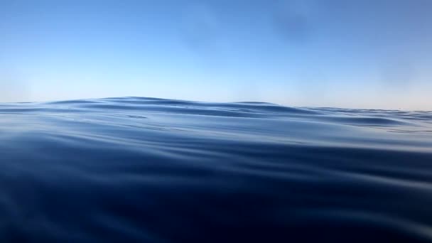 Materiał filmowy na środku otwartego morza o zachodzie słońca. Egipt, wideo HD z Morza Czerwonego — Wideo stockowe