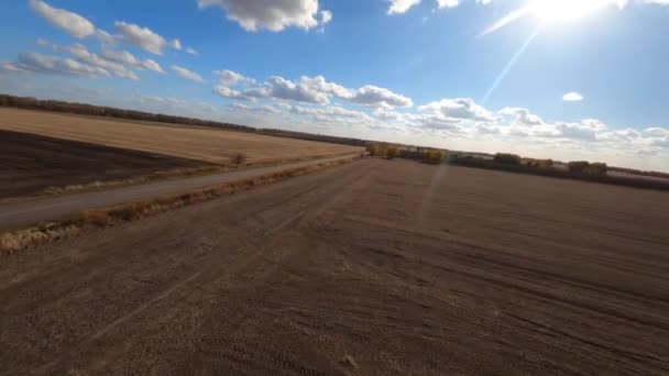 Krásný let na fpv drone přes pole — Stock video