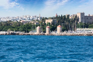 Yunanistan 'ın denizden Rodos kentinin panoramik manzarası