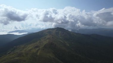 Chornohora Sıradağları 'nın panoramik hava görüntüsü ve Ukrayna, Karpatlar' da Pop Ivan Dağı.